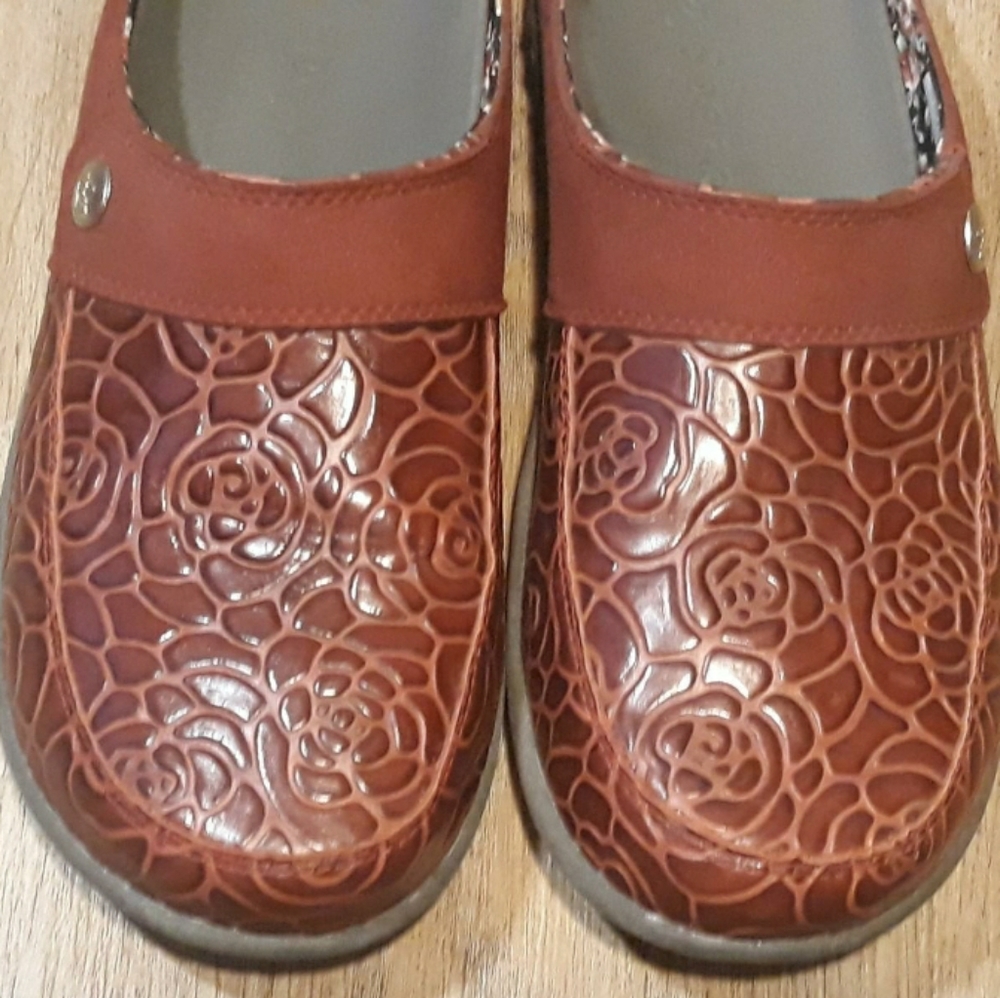 Spenco Alicia Embossed Floral Leather Slides - Size 9W Orthopedic Slip On Shoes - Picture 9 of 10